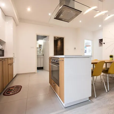 Modern Downtown Retreat At Akacfa 36 דירה *