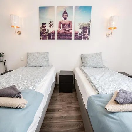 Modern Downtown Retreat At Akacfa 36 דירה *