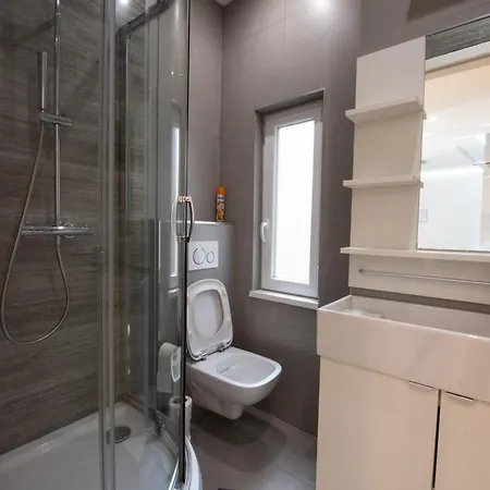 Modern Downtown Retreat At Akacfa 36 דירה