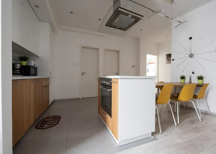 Modern Downtown Retreat At Akacfa 36 شقة بودابست