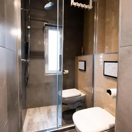 Modern Downtown Retreat At Akacfa 36 شقة بودابست