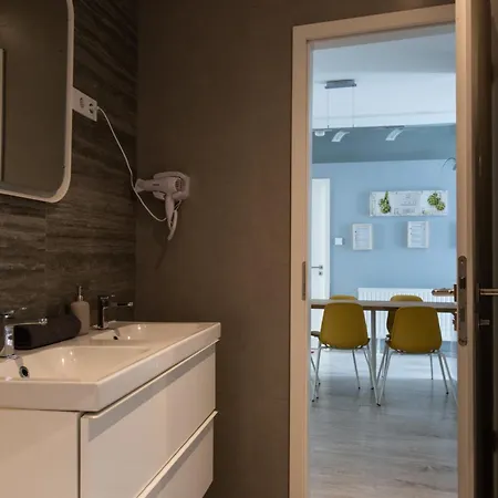 Modern Downtown Retreat At Akacfa 36 شقة بودابست