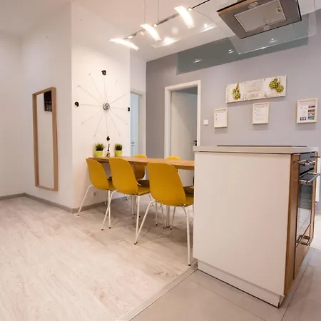 Modern Downtown Retreat At Akacfa 36 بودابست