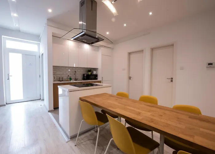 Modern Downtown Retreat At Akacfa 36 Apartmán